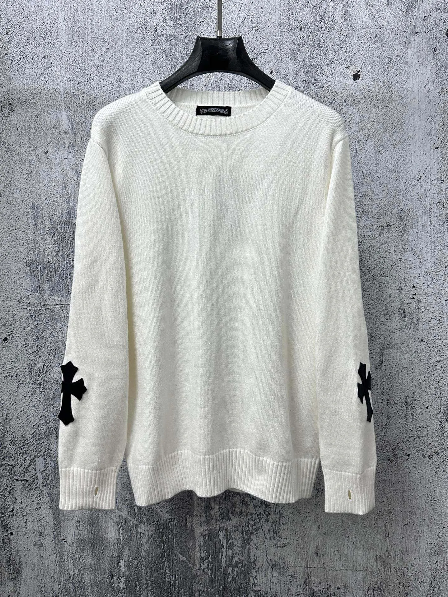 ￼ P250 【Chrome Hearts】Chrome Hearts' new cross-knitted jacquard appliquéd crew neck sweater. Contains 20% wool. The item is made of custom-dyed and custom-spun yarn and purchased from the original version. A full set of customized accessories. Details determine success or failure. A new model for autumn and winter. It is soft and delicate and does not tie the body. The upper body effect is very nice. Loose fit. Same style for men and women. Color: White Black Size: S-L